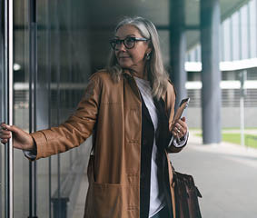 wish a businesswoman enters with a laptop in her hands into the office center.
