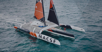 Guirec Soudée prend le départ de son tour du monde à l’envers à bord de l’Ultim MACSF