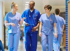 C’est par la plateforme Parcoursup que les futurs étudiants en soins infirmiers devront passer pour intégrer un des 326 instituts de formation aux soins infirmiers en France. La sélection se fait sur dossier.