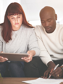 Un couple fait des recherches sur une tablette - MACSF