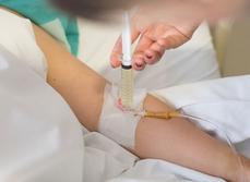Une infirmière pose un Midline - MACSF
