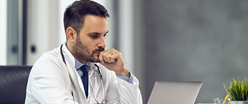 Un médecin soucieux devant son ordinateur - MACSF