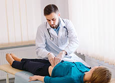 Un médecin examine une patiente | MACSF