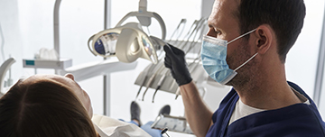 Patiente en consultation chez le dentiste - MACSF