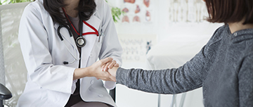 Une femme médecin sert la main de sa patiente - MACSF