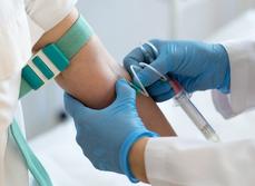 Une infirmière effectue un prélèvement sanguin | MACSF