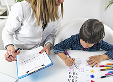 Une psychologue réalise des tests avec un enfant - MACSF