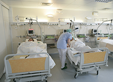 Patients allongés en salle de réveil post interventionnelle - MACSF