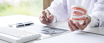 Un dentiste explique des soins dentaires - MACSF