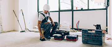 Un ouvrier réalise des travaux dans un local - MACSF
