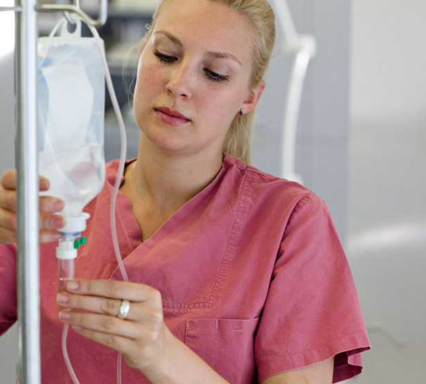 Une infirmière installe une perfusion - MACSF