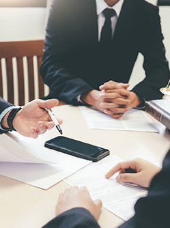 Trois personnes discutent autour d'une table - MACSF