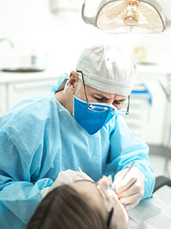 Un chirurgien-dentiste procède à une extraction dentaire - MACSF