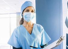 Infirmière dans le couloir de l'hôpital - MACSF