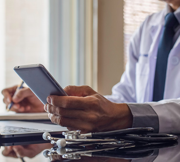 Un médecin collecte par téléphone les données médicales de son patient - MACSF
