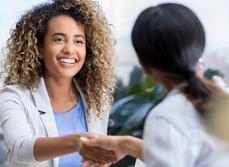 Deux professionnelles de santé se serrent la main - MACSF