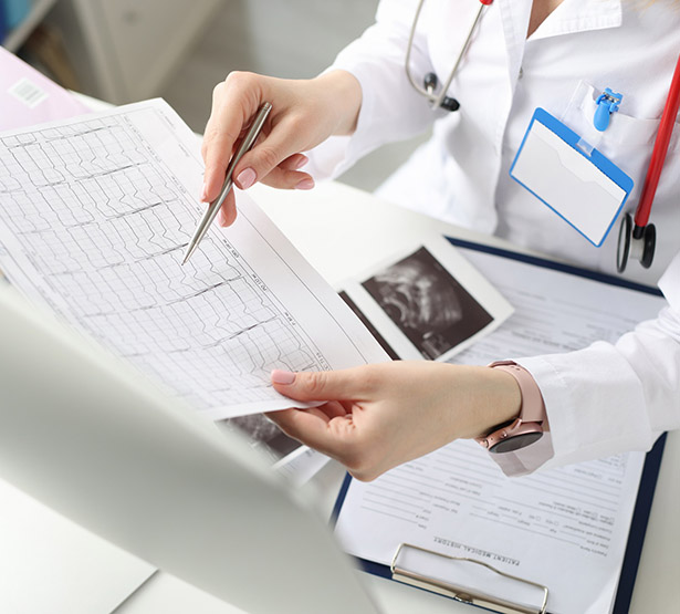 Médecin examine résultat doppler - MACSF