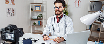 Un médecin produit un contenu pour les réseaux sociaux - MACSF