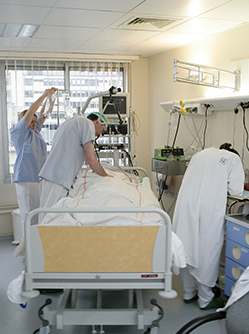 Soignants autour d'un patient en salle de réveil - MACSF
