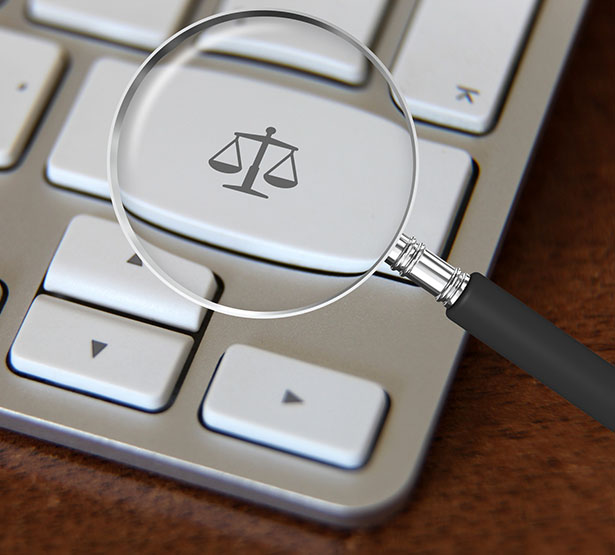 Loupe montrant le symbole d'une balance sur une touche de clavier d'ordinateur - MACSF