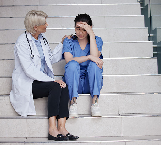 Un médecin réconforte une infirmière - MACSF
