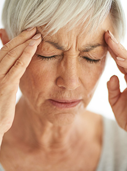 Une femme appose ses mains sur ses tempes - MACSF