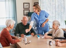 L'aide-soignante donne les médicaments aux patients agés - MACSF