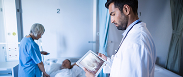 Un médecin observe une radio dans la chambre du patient - MACSF