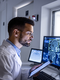 Un radiologue consulte les résultats d'une imagerie - MACSF