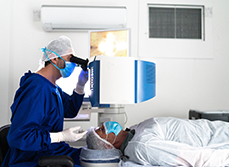 Chirurgien pratiquant une opération ophtalmologique sur un patient - MACSF