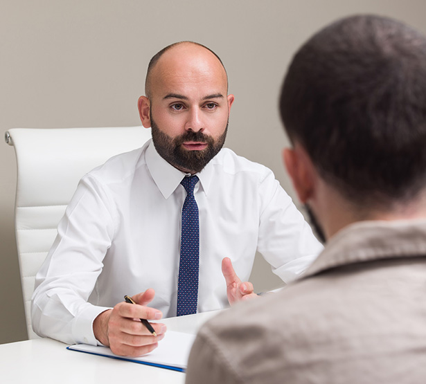 Un jeune homme en consultation chez le psychiatre - MACSF