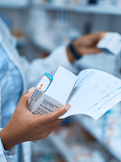 Pharmacienne préparant les médicaments - MACSF