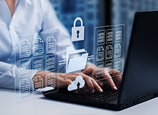 Une femme transfère des données depuis son poste informatique - MACSF