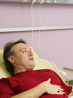 Un patient explique ses douleurs abdominales - MACSF