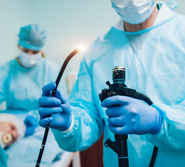 Sonde de coloscopie dans les mains du médecin - MACSF