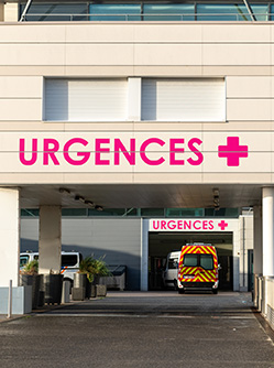 Une ambulance arrive au service des urgences - MACSF