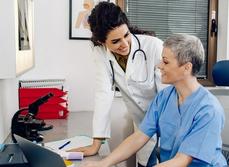 Un médecin et son assistante médicale MACSF
