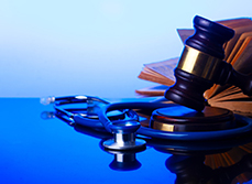 Stéthoscope et marteau justice posés sur un bureau - MACSF