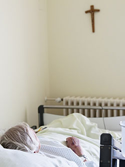 Une femme âgée alitée dans un lit d'hôpital - MACSF