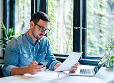 homme consulte contrat d'ouverture de compte bancaire | MACSF