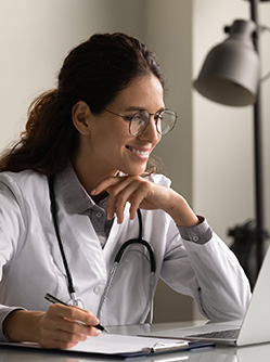 Une femme médecin en téléconsultation - MACSF