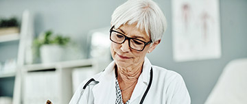 Une femme médecin en train d'écrire - MACSF