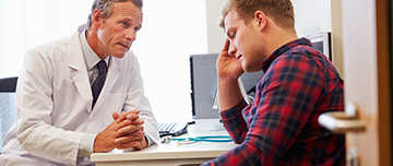 Médecin en consultation avec un patient déprimé - MACSF