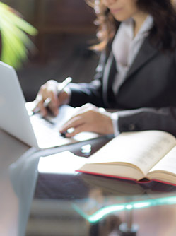 Une avocate devant son ordinateur - MACSF