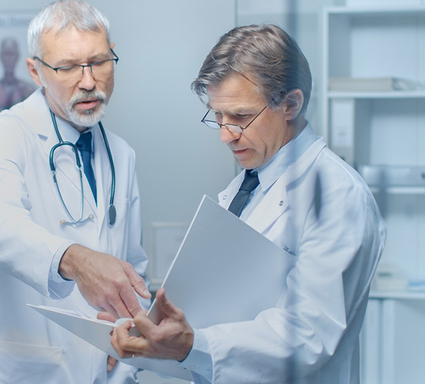 Deux médecins discutent d'un dossier - MACSF