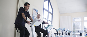 Deux hommes font du vélo dans une salle de sport - MACSF