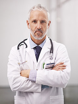 Buste d'un médecin portant un stéthoscope  autour du cou - MACSF