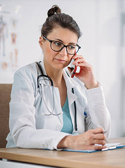 Une femme médecin au téléphone - MACSF