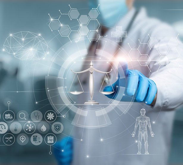 Un professionnel de santé pointe du doigt une balance représentée sur un écran virtuel - MACSF