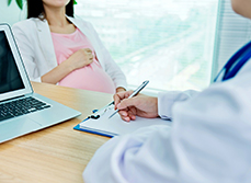 Une femme enceinte en consultation - MACSF